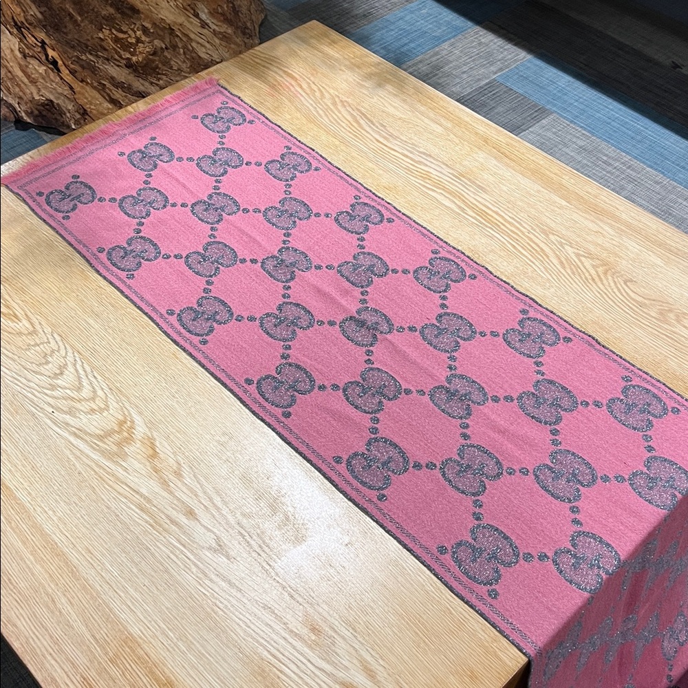 Gently used GUCCI lady nest GG jacquard wool blend scarf pink and grey sparkly - Picture 12 of 12